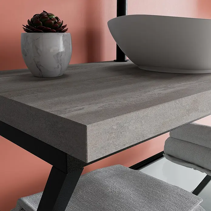 Kiamami Valentina Badmöbel-Set - Schwarz, Grau - Moderner Badezimmer-Waschtisch mit grauer Beton-Arbeitsplatte, schwarzem Gestell und weißem Waschbecken. Unten offene Ablage für Handtücher.