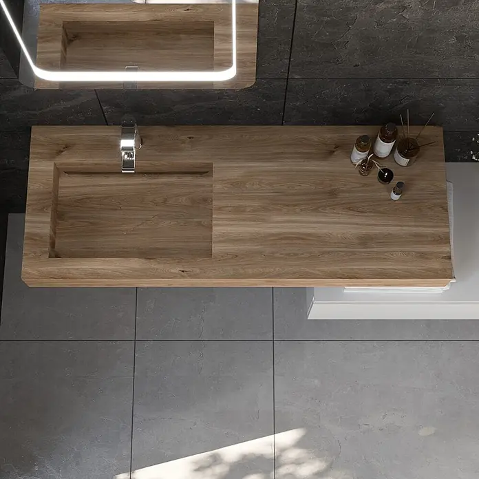 Kiamami Valentina Badmöbel-Set - Weiß - Holzbadmöbel mit integriertem Waschbecken und Chromarmatur, von oben gesehen. Toilettenartikel auf der Ablage.