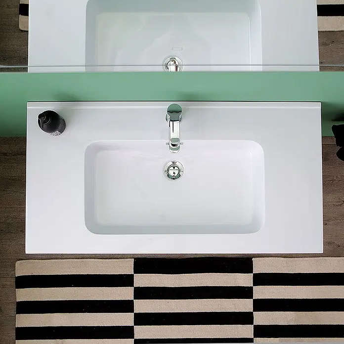 Kiamami Valentina Badmöbel-Set - Zementfarbe - Weißes rechteckiges Waschbecken mit Chromarmatur, Abfluss und schwarzem Seifenspender.