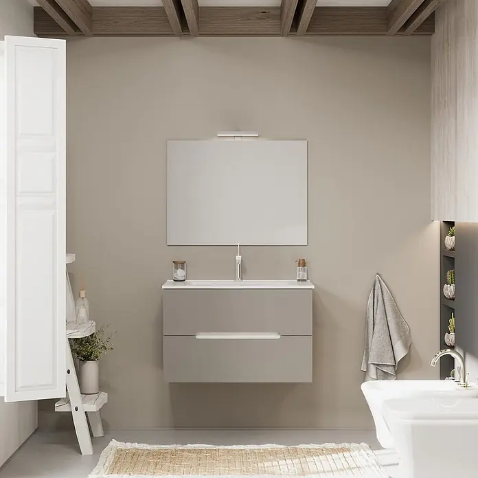 Kiamami Valentina Badmöbel-Set - Grau - Wandmontierter hellgrauer Badschrank mit weißem Waschbecken, Chromarmatur und rechteckigem Spiegel mit Beleuchtung.
