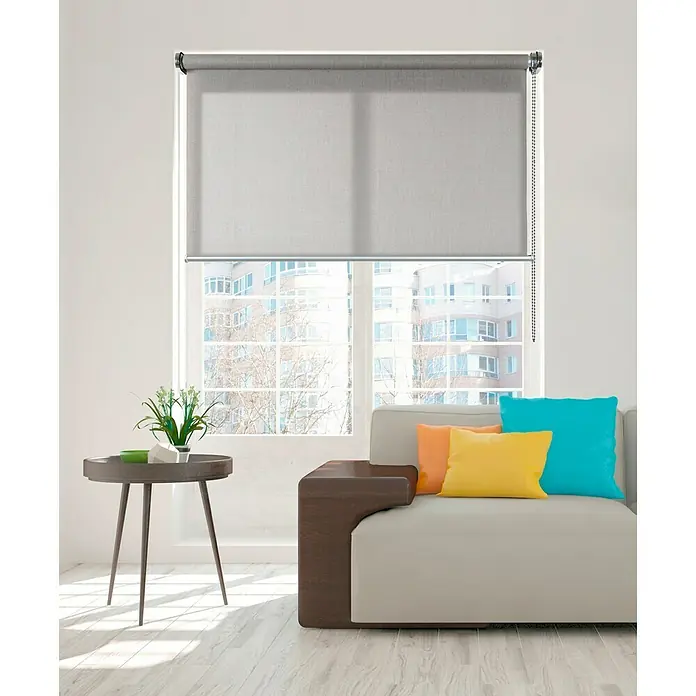 Estor enrollable Roll-up Scandi - An x Al: 80 x 250 cm, Roca, Unicolor - Estores enrollables grises oscurecen una ventana luminosa del salón, ofreciendo privacidad y un ambiente moderno.