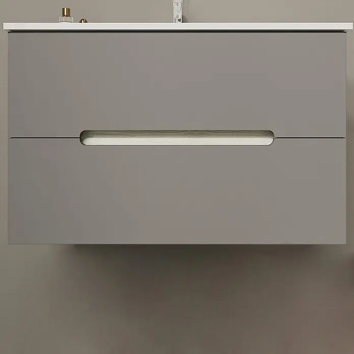 Kiamami Valentina Badmöbel-Set - Grau - Grauer Badunterschrank mit zwei Schubladen, weißer Platte und integriertem Griff mit Holzdetail.