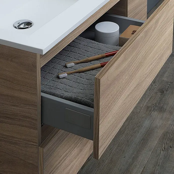 Kiamami Valentina Badmöbel-Set - Holz mittel - Offene Badezimmerschublade in Holzoptik, mit grauem Handtuch und zwei Bambuszahnbürsten.