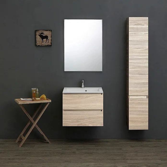 Kiamami Valentina Badmöbel-Set - Holz mittel - Badezimmermöbel-Set aus hellem Holz: Waschtisch mit Waschbecken und zwei Schubladen, passender Spiegel und hoher Hochschrank.