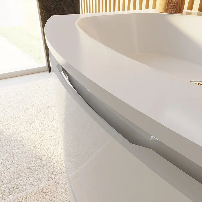 Kiamami Valentina Badmöbel-Set - Weiß - Moderne weiße Badewanne mit einzigartigem geometrischem Design in hellem Badezimmer.