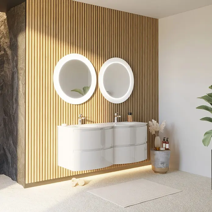 Kiamami Valentina Badmöbel-Set - Weiß - Modernes Doppelwaschbecken mit glänzend weißer Oberfläche und zwei runden, hinterleuchteten Spiegeln im Badezimmer.