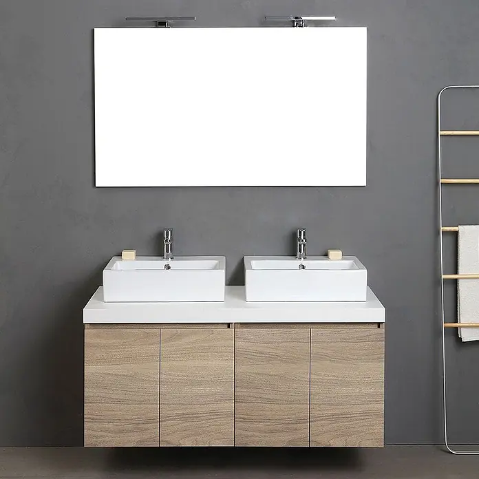 Kiamami Valentina Badmöbel-Set - Helles Holz - Moderner Doppelwaschtisch mit hellem Holzunterschrank und weißen eckigen Aufsatzwaschbecken.
