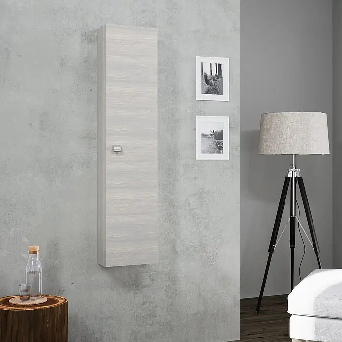 Kiamami Valentina Badmöbel-Set - Grau - Hoher, helles Holzmaserungs-Wandschrank mit silbernem Griff, in moderner Raumgestaltung.