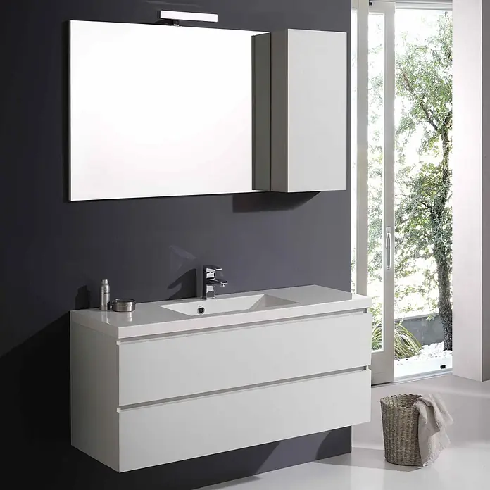 Kiamami Valentina Badmöbel-Set - Weiß - Weiße wandmontierte Badmöbel mit Doppelwaschbecken und Schubladen, beleuchtetem Spiegel und Seitenschrank in modernem Ambiente.