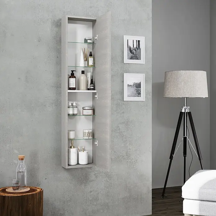 Kiamami Valentina Badmöbel-Set - Grau - Hoher, hellgrauer Wandschrank mit Glastablaren, offen gezeigt und mit Toilettenartikeln gefüllt.