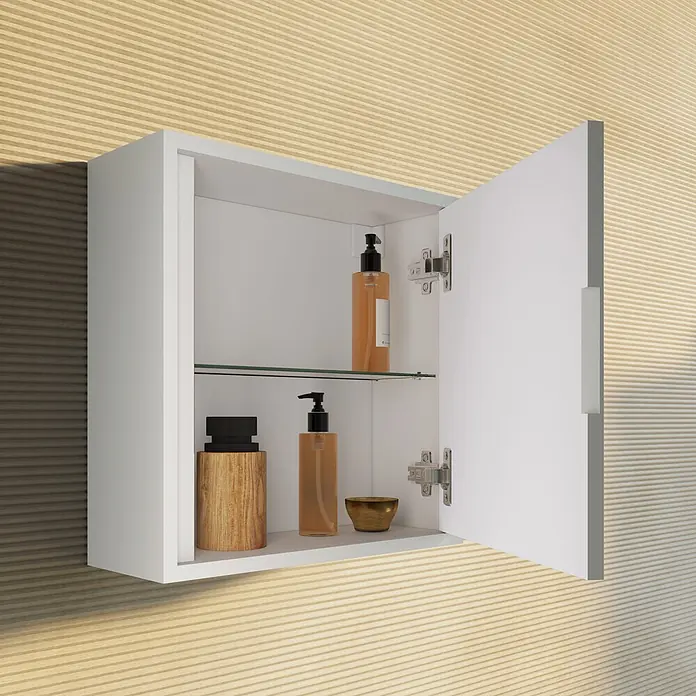 Kiamami Valentina Badmöbel-Set - Grau - Weißer wandmontierter Badezimmerschrank mit offener Tür, Glasablage und Flaschen.
