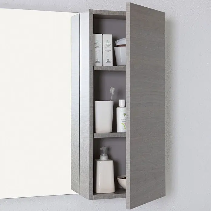 Kiamami Valentina Badmöbel-Set - Grau - Grau melierter Spiegelschrank, offen mit Fächern und Pflegeprodukten.