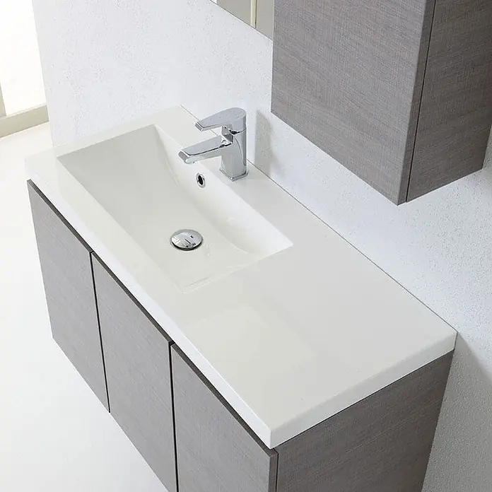 Kiamami Valentina Badmöbel-Set - Grau - Moderner Badwaschtisch mit integriertem weißen Waschbecken und Arbeitsplatte, grauen Holzschränken und Chromarmatur.