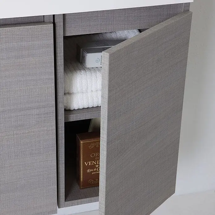 Kiamami Valentina Badmöbel-Set - Grau - Grau texturierter Badezimmerschrank mit einer geöffneten Tür, die Handtücher und eine Box zeigt.