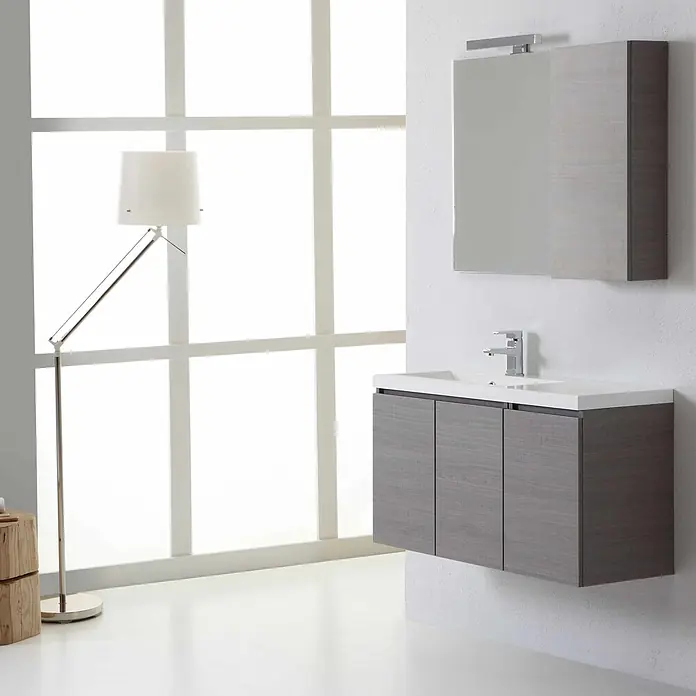 Kiamami Valentina Badmöbel-Set - Grau - Moderner wandmontierter Badunterschrank mit grauer Holzmaserung, weißem Waschbecken und passendem Spiegelschrank.