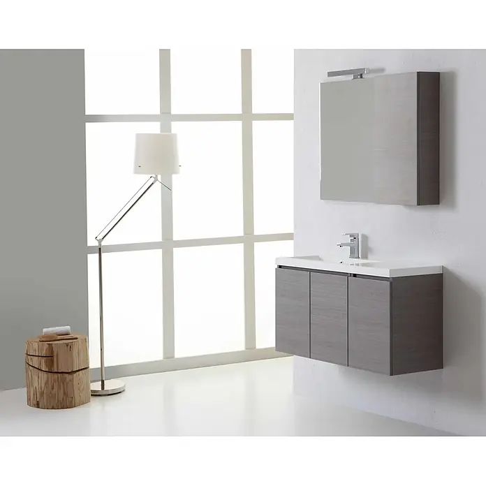 Kiamami Valentina Badmöbel-Set - Grau - Moderne schwebende Badmöbel in grauem Holzdekor mit weißer Arbeitsplatte, Waschbecken, Chromarmatur und passendem Wandschrank mit Licht.