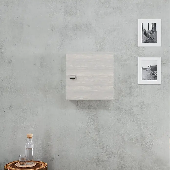 Kiamami Valentina Badmöbel-Set - Helles Holz - Ein hellgrau holzmaserierter quadratischer Wandschrank mit silbernem Griff.