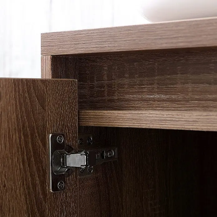 Kiamami Valentina Badmöbel-Set - Holz dunkel - Dunkelbrauner Schrank in Holzoptik mit geöffneter Tür, sichtbar sind ein verdecktes Scharnier und ein Einlegeboden.