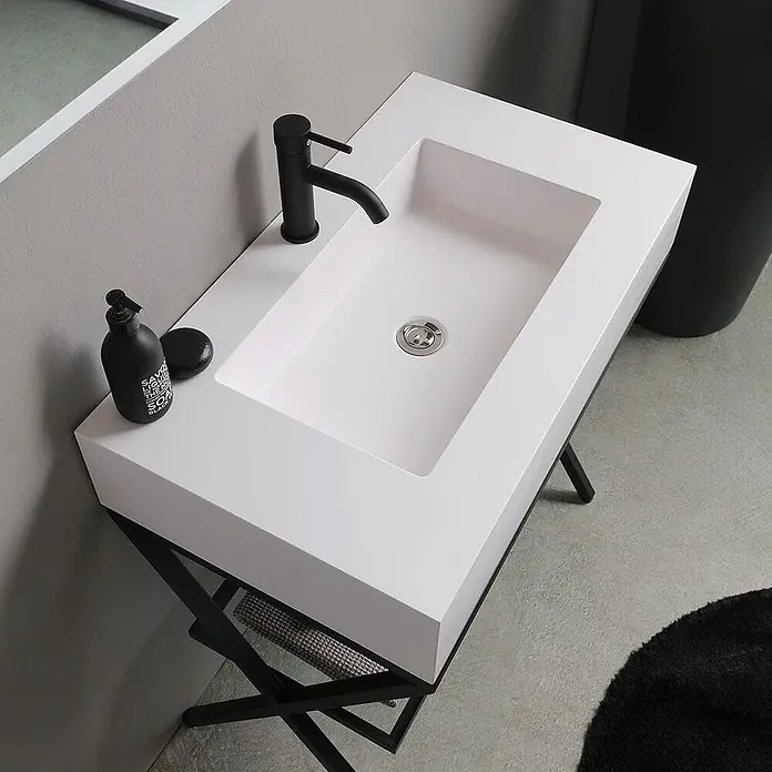 Kiamami Valentina Badmöbel-Set - Wiss, Schwarz - Weißes rechteckiges Waschbecken mit schwarzem Wasserhahn und schwarzem Metall-X-Gestell. Schwarzer Seifenspender und Seife sichtbar.