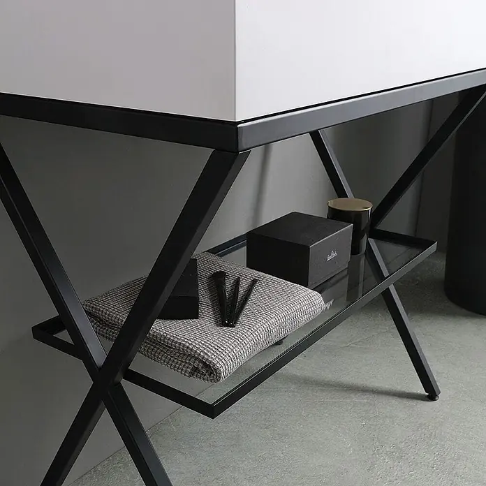 Kiamami Valentina Badmöbel-Set - Wiss, Schwarz - Schwarzer Metallkonsolentisch mit weißer Platte und Glasablage, mit Dekoartikeln und Textilien.