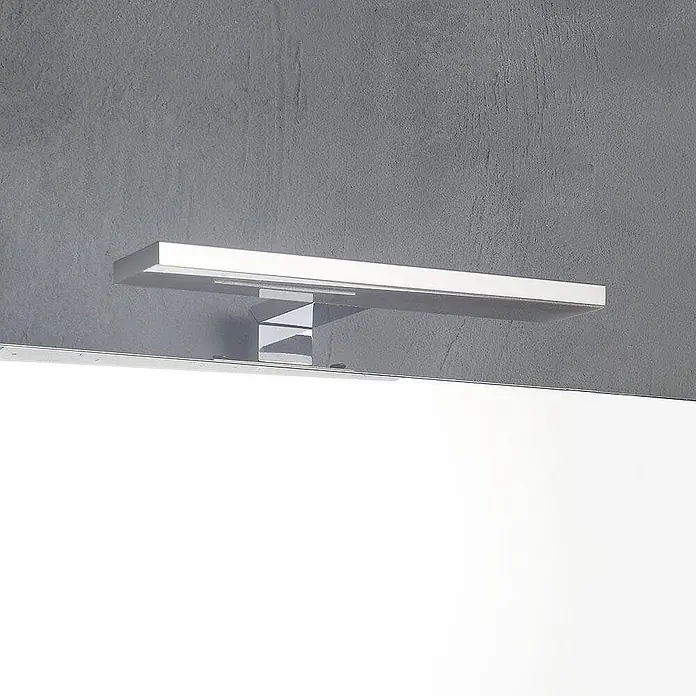 Kiamami Valentina Badmöbel-Set - Helles Holz - Schlanke, rechteckige LED-Spiegelleuchte in Silber, über einem Spiegel montiert. Modernes Chrom-Design.