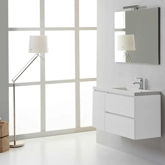 Kiamami Valentina Badmöbel-Set - Weiß - Moderner weißer Badezimmerschrank mit integriertem Waschbecken und Spiegel in hellem Badezimmer.