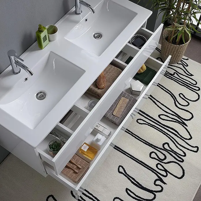 Kiamami Valentina Badmöbel-Set - Weiß - Weißer Doppelwaschtisch-Badschrank mit offenen Schubladen, die organisierte Toilettenartikel und Handtücher zeigen.