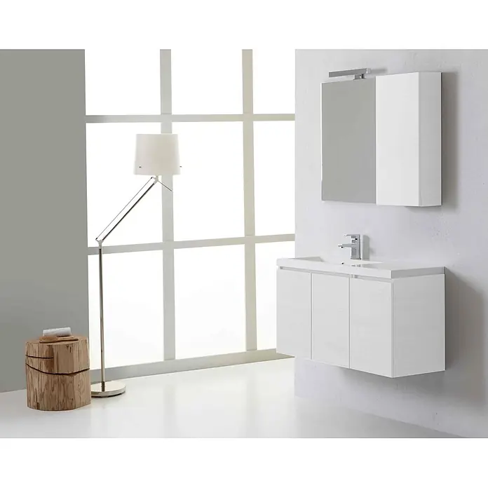 Kiamami Valentina Badmöbel-Set - Weiß - Moderner weißer Badunterschrank mit Waschbecken, Armatur und Spiegelschrank, in einem hellen Raum.
