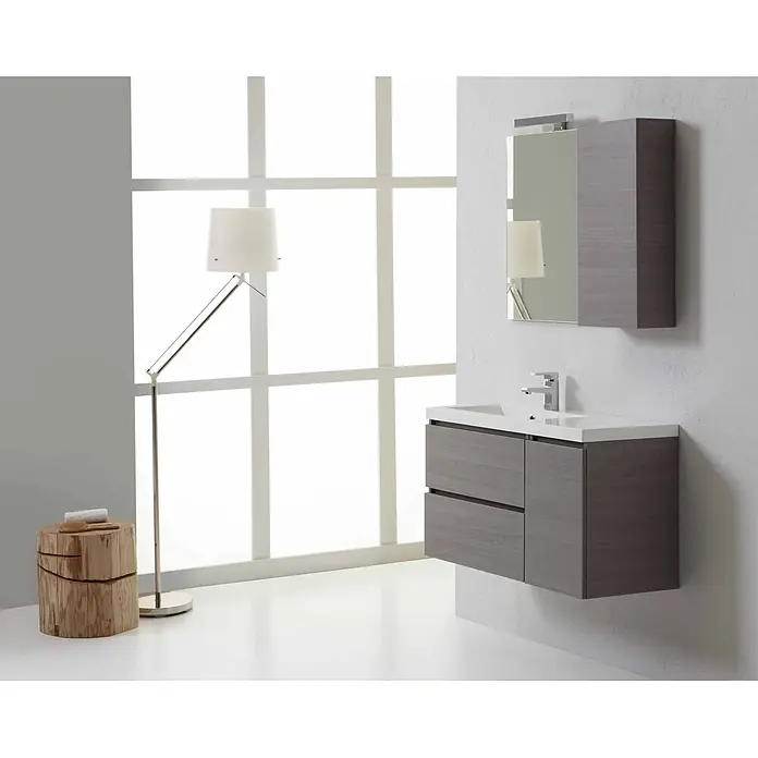 Kiamami Valentina Badmöbel-Set - Grau - Moderner grauer Holzdekor-Waschtisch mit weißem Waschbecken, passendem Spiegelschrank und Chromarmatur in hellem Badezimmer.