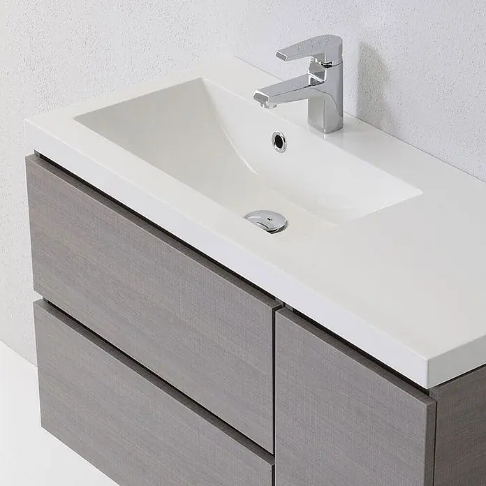 Kiamami Valentina Badmöbel-Set - Grau - Moderne wandmontierte Badmöbel mit grauer Holzmaserung und weißem integriertem Waschbecken mit Chromarmatur.