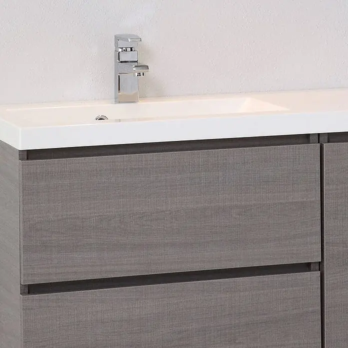 Kiamami Valentina Badmöbel-Set - Grau - Grauer Badezimmerschrank mit Holzmaserung, weißer Arbeitsplatte, integriertem Waschbecken und Chromarmatur. Mit zwei Schubladen.