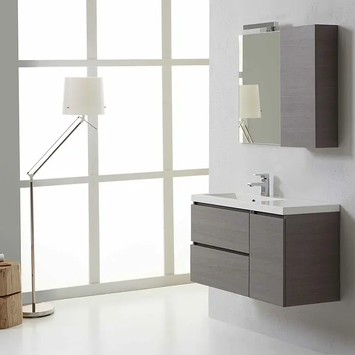 Kiamami Valentina Badmöbel-Set - Grau - Wandhängender grauer Waschtisch mit weißem Waschbecken und Chromarmatur, darüber ein passender Spiegelschrank.