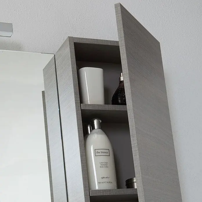 Kiamami Valentina Badmöbel-Set - Grau - Hoher Badezimmerschrank aus grauem Holzdekor mit offener Tür, der Regale mit Pflegeartikeln zeigt.