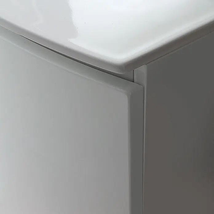 Kiamami Valentina Badmöbel-Set - Weiß - Nahaufnahme einer weißen, glänzenden Waschbeckenkante auf einem matten weißen Schrank.