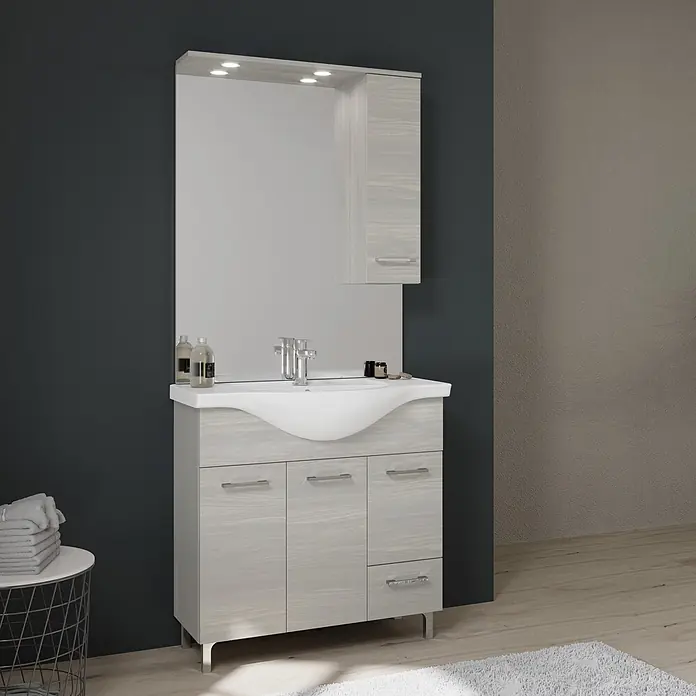 Kiamami Valentina Badmöbel-Set - Helles Holz - Badezimmer-Waschtischunterschrank in heller Holzmaserung mit integriertem Spiegel, Beleuchtung, weißem Waschbecken und Unterschränken.