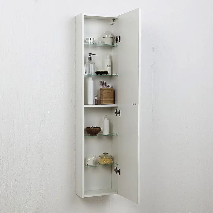 Kiamami Valentina Badmöbel-Set - Weiß - Weißer wandmontierter Badezimmerschrank mit offener Tür, der Glasablagen mit Toilettenartikeln zeigt.