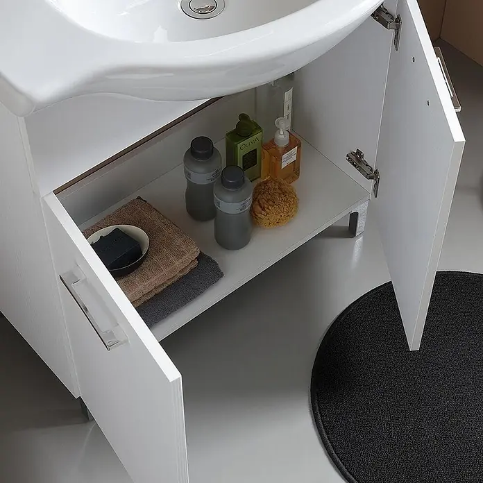 Kiamami Valentina Badmöbel-Set - Weiß - Weißer Badezimmerschrank mit offenen Türen, der ein Regal mit Toilettenartikeln und Handtüchern unter dem Waschbecken zeigt.