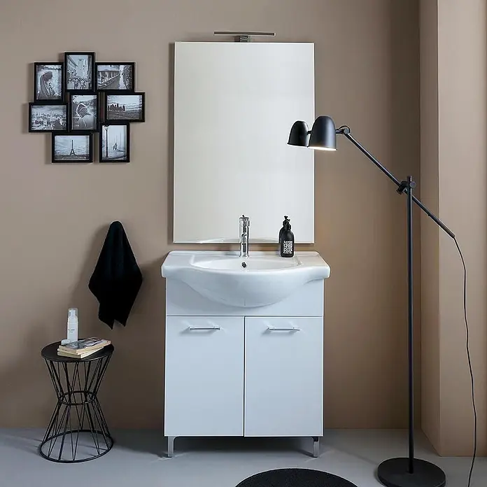 Kiamami Valentina Badmöbel-Set - Weiß - Weißer Badunterschrank mit integriertem Keramikwaschbecken und zweitürigem Schrank in einem modernen Badezimmer.