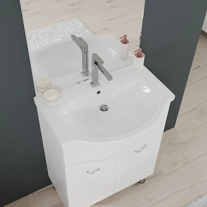 Kiamami Valentina Badmöbel-Set - Weiß - Weißer Badunterschrank mit integriertem Waschbecken, Chromarmatur und Seifenaccessoires in modernem Ambiente.