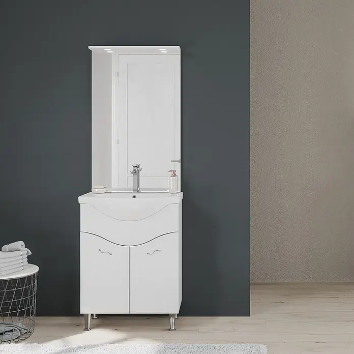 Kiamami Valentina Badmöbel-Set - Weiß - Weißer Badezimmerschrank mit Waschbecken, Spiegelschrank, Chromarmatur, geschwungenen Schubladen und Stauraum.