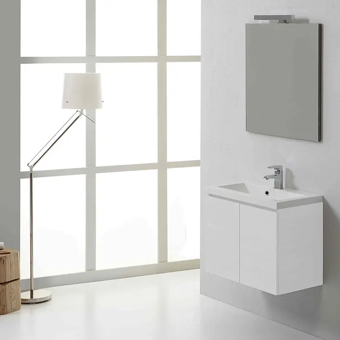 Kiamami Valentina Badmöbel-Set - Weiß - Weißer wandmontierter Waschtisch mit integriertem Waschbecken und Chromarmatur, sowie rechteckiger Spiegel mit Beleuchtung im modernen Badezimmer.