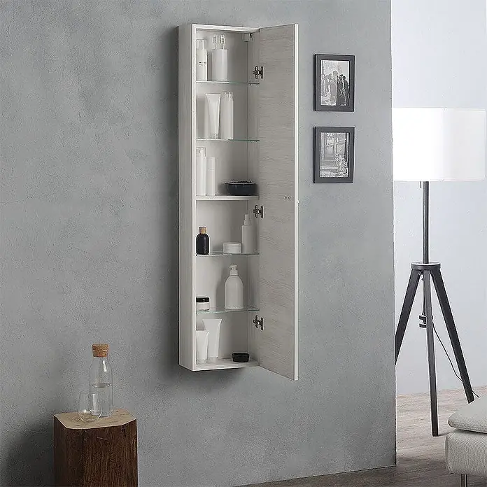 Kiamami Valentina Badmöbel-Set - Helles Holz - Wandhängender Schrank mit heller Holzoptik und Glasböden, der Flaschen und Behälter mit leicht geöffneter Tür zeigt.