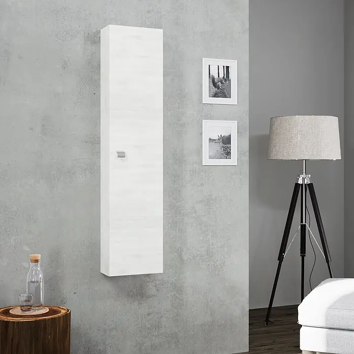 Kiamami Valentina Badmöbel-Set - Helles Holz - Hoher weißer Wandschrank mit Holzmaserung und Metallgriff, bietet stilvollen Stauraum in einem modernen Wohnzimmer.