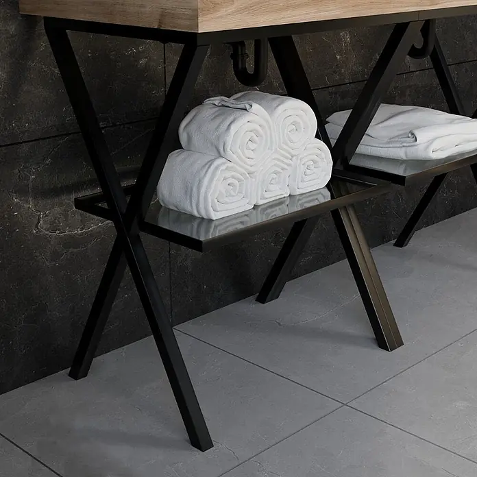 Kiamami Valentina Badmöbel-Set - Braun - Moderne Waschtischkonsole mit Holzplatte, schwarzem Metall-X-Gestell und Glasablage für weiße Handtücher.