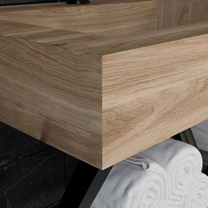 Kiamami Valentina Badmöbel-Set - Braun - Waschtischunterschrank aus hellem Holz mit schwarzem Wasserhahn über gerollten Handtüchern.