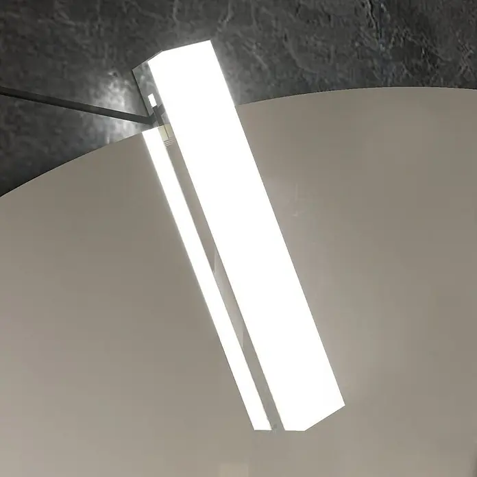 Kiamami Valentina Badmöbel-Set - Braun - Eine helle, weiße, rechteckige LED-Leuchte an einer dunklen Wand, die eine helle, gewölbte Fläche beleuchtet.