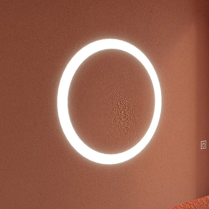 Kiamami Valentina Badmöbel-Set - Weiß - Runder LED-Spiegel mit hellem Weißlicht an einer texturierten rotbraunen Wand. An/Aus-Symbol sichtbar.
