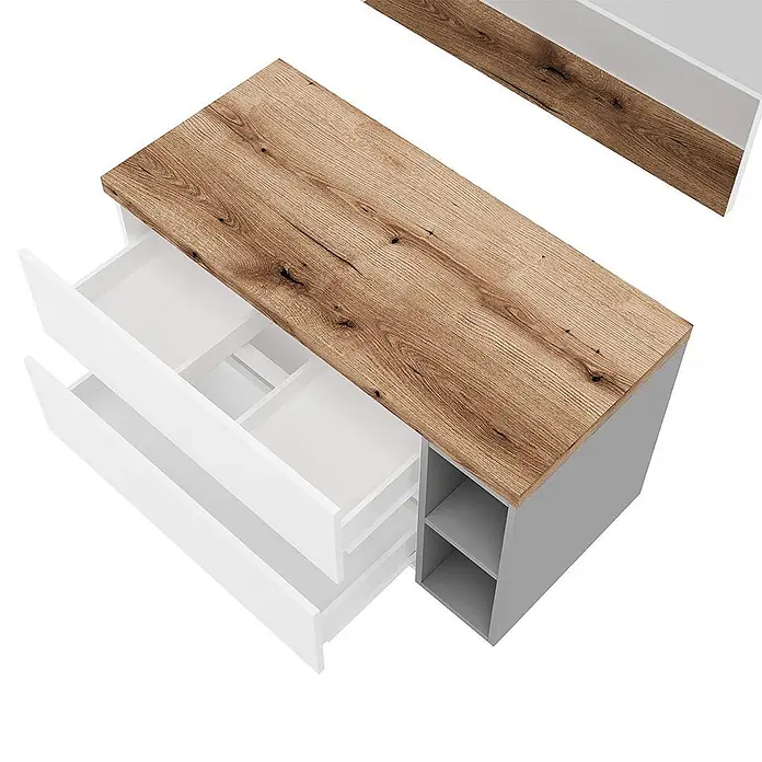 Kiamami Valentina Badmöbel-Set - Weiß - Zweifarbige Kommode/Schreibtisch mit Holzplatte, drei weißen Schubladen (eine offen) und zwei grauen offenen Regalen.