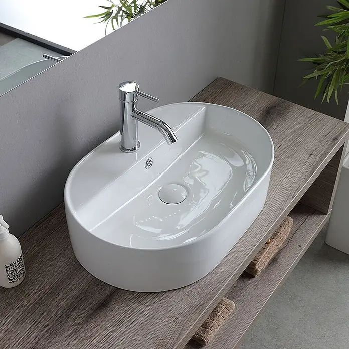 Kiamami Valentina Badmöbel-Set - Braun - Ovales weißes Keramikwaschbecken mit Chromarmatur auf einem Holzbadmöbel.