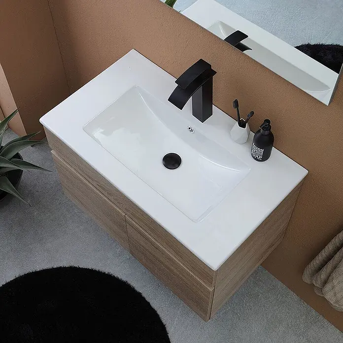 Kiamami Valentina Badmöbel-Set - Braun - Moderner Waschtisch mit hellem Holz-Unterschrank, weißem Keramikwaschbecken und mattschwarzem Wasserhahn im Bad.